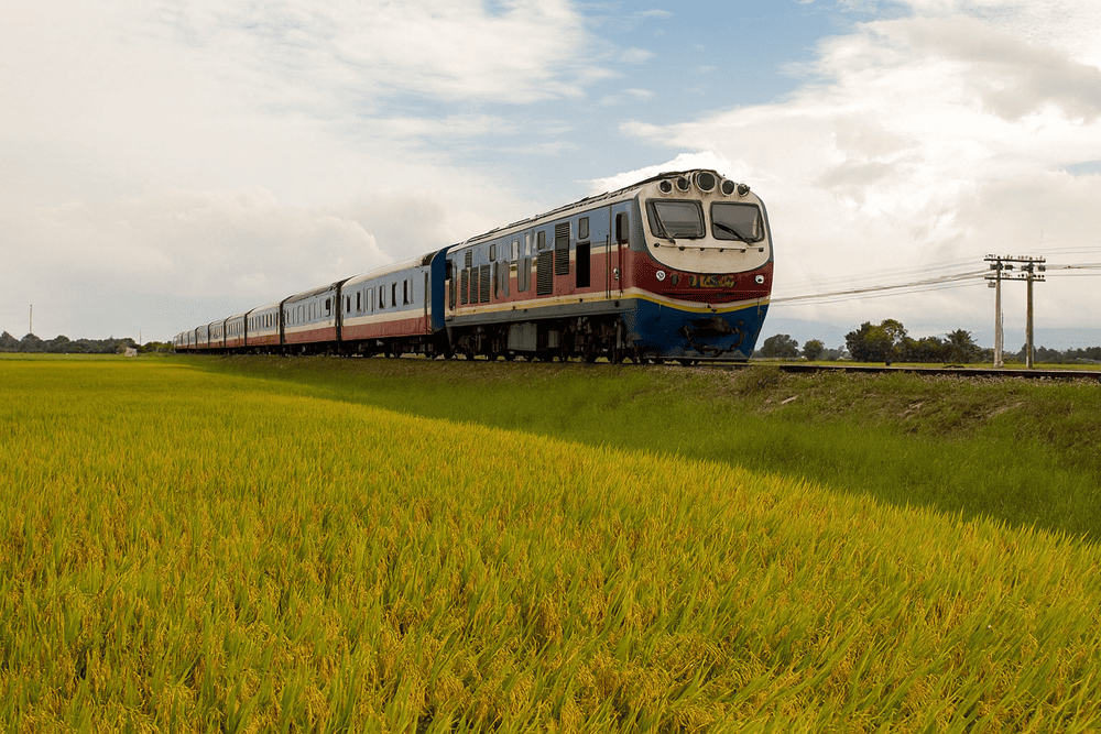 Getting from Hanoi to Lao Cai is easy by train. (Source: Fanpage Vietnam Railway)
